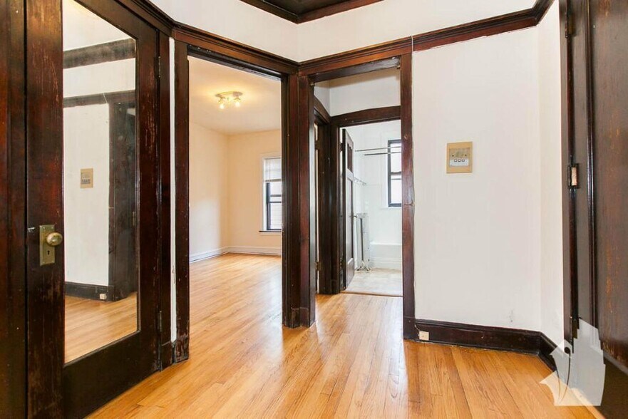 Building Photo - 2421 N Sawyer Ave