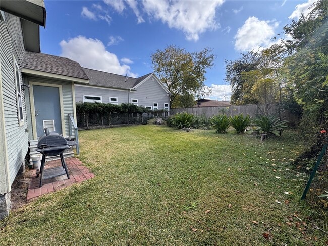 Building Photo - 208 E 38th St