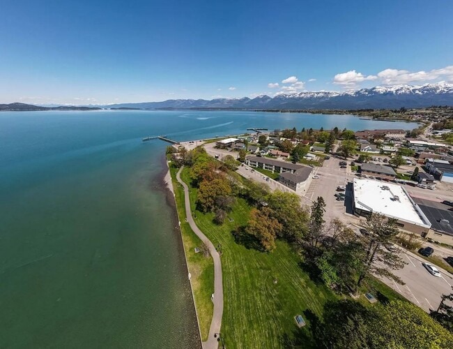 Building Photo - Condo located near the lake- Available NOW until July 31st, 2026. Available again September 1st, ...