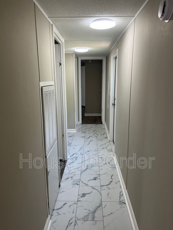 Building Photo - 5 Jesse Ln