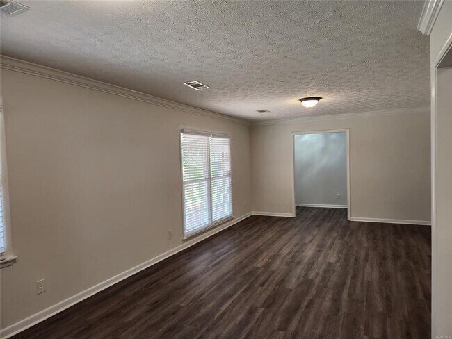 Building Photo - 628 Shadow Ln