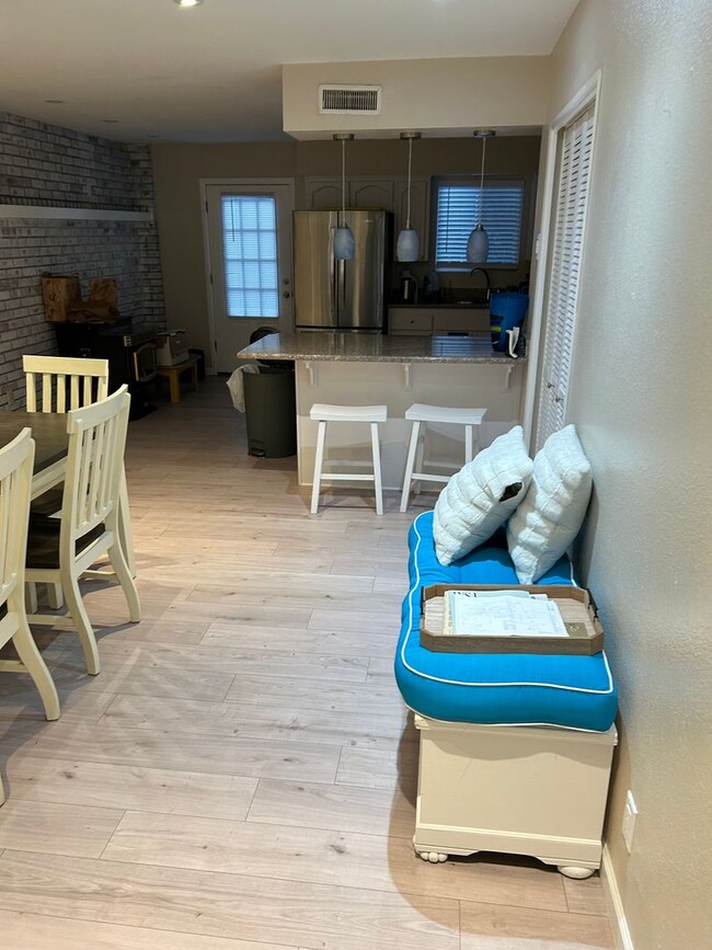 Building Photo - Gorgeous University Heights Rental