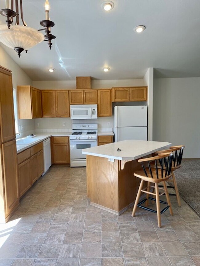 Building Photo - Charming 3-Bedroom Home with Open Layout & Fenced Yard!