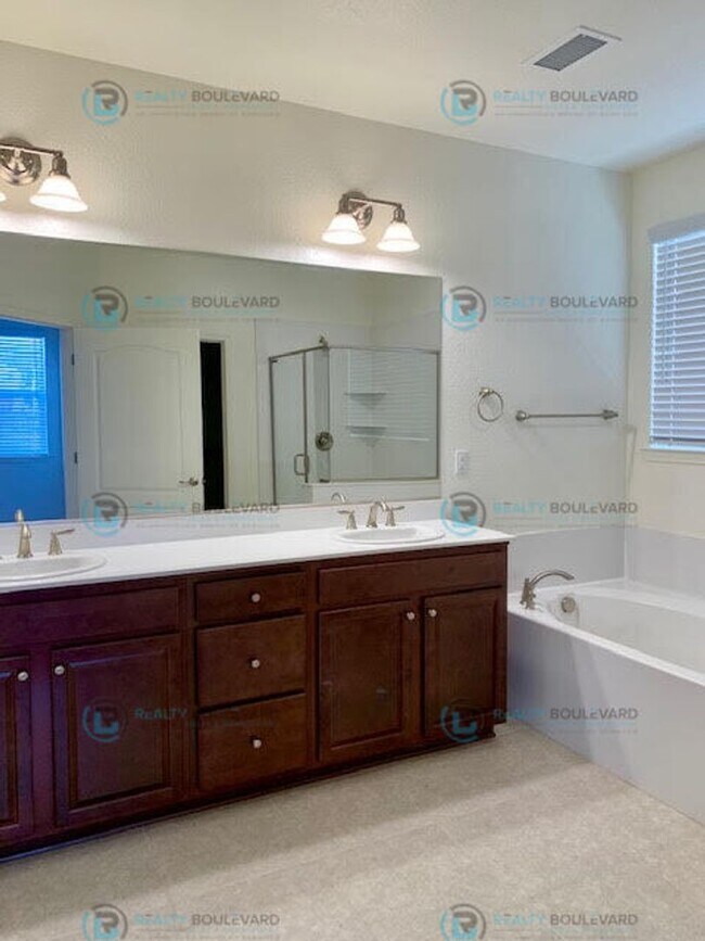 Building Photo - Gorgeous Newer 3 Bedroom Home! Located off...