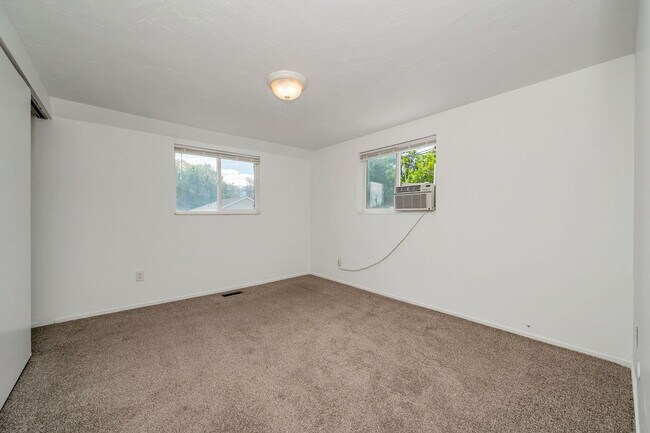Building Photo - West Jordan Duplex w carport AVAILABLE NOW!!
