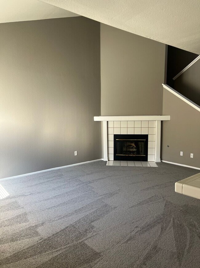 Building Photo - 3 Bedroom 2 Bathroom Townhome for Rent in Palmdale