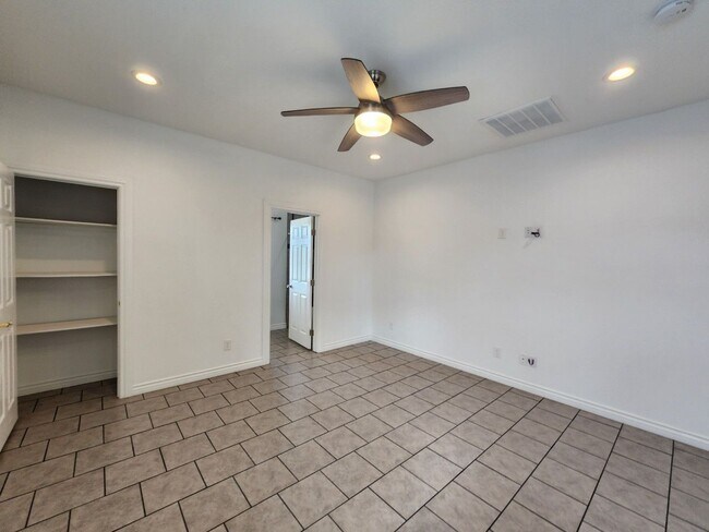 Building Photo - Single Story with Casita