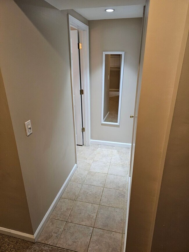 Building Photo - Wonderfully Remodeled Tri Level 3BR/2BTH Soulard Townhouse