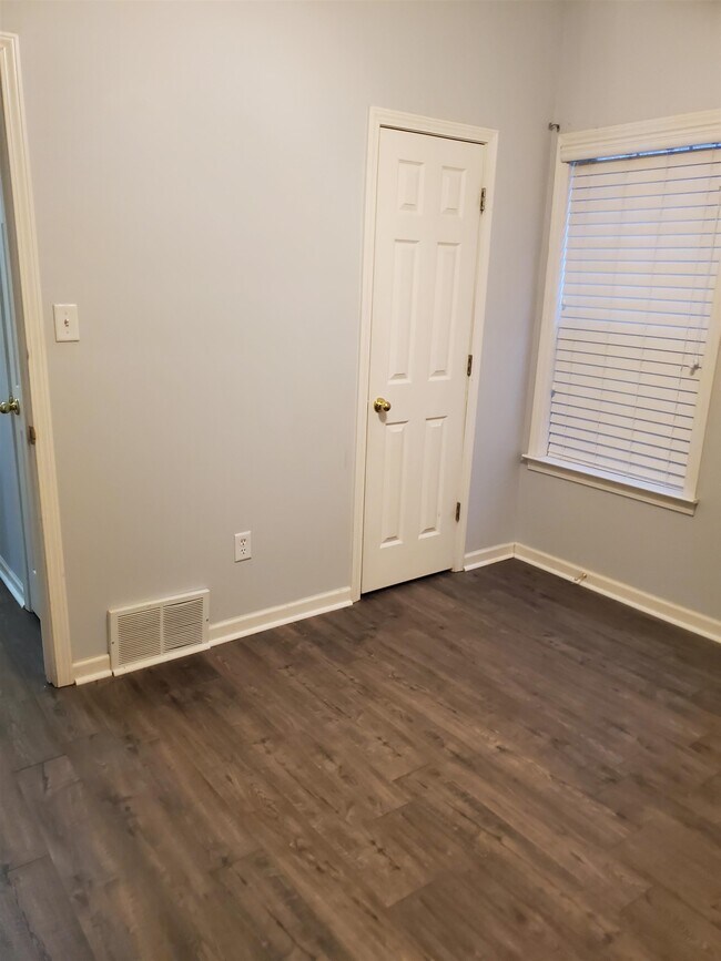 Building Photo - 8688 Eagle View Dr