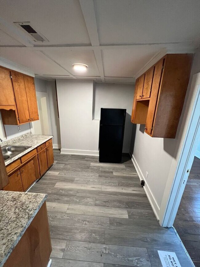 Building Photo - Remodeled spacious home in great location!