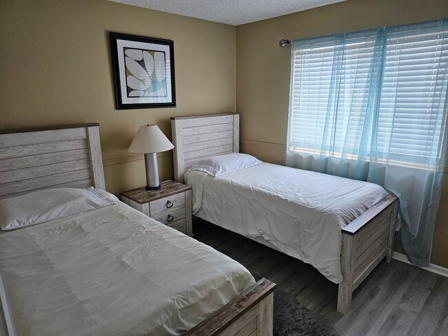 Building Photo - Charming House - Backs To Open Space - Ava...