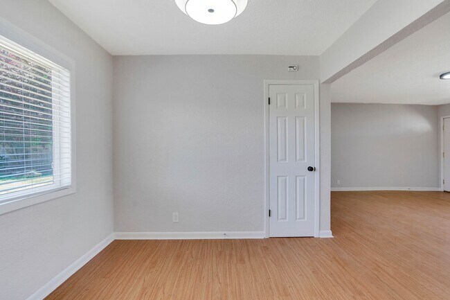 Building Photo - Well kept 3 bed, 1 bath in NE Salem