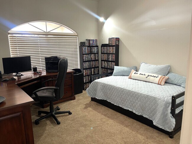 Building Photo - 3 bedroom 2 Bath Lakefront home in the des...