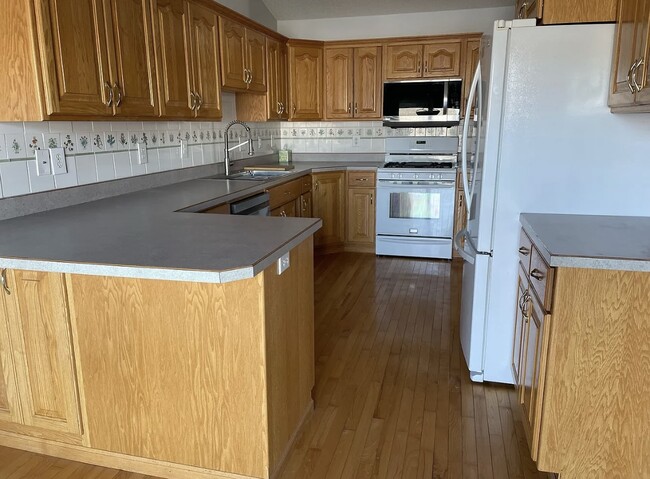 Building Photo - 2706 Wheatland Dr S