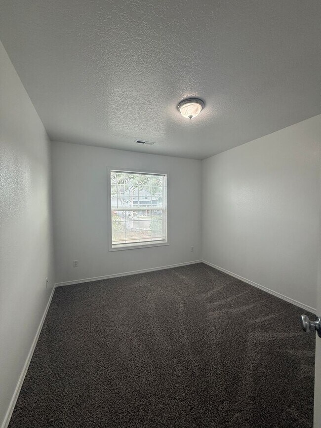 Building Photo - 3 bed, 2 bath- Kennewick Location!