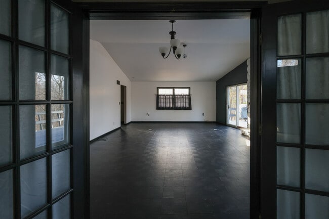 Building Photo - 55 Fairoaks Dr