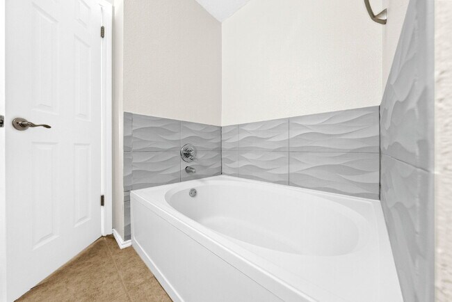 Building Photo - Spacious & Thoughtfully Updated 4-Bedroom ...