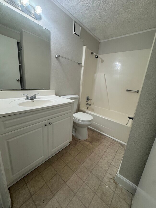 Building Photo - 1344 Lodge Terrace