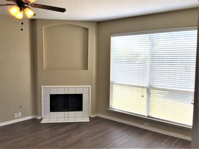 Building Photo - 304 Double Oak Ln