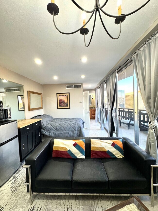 Building Photo - 2016 Main St