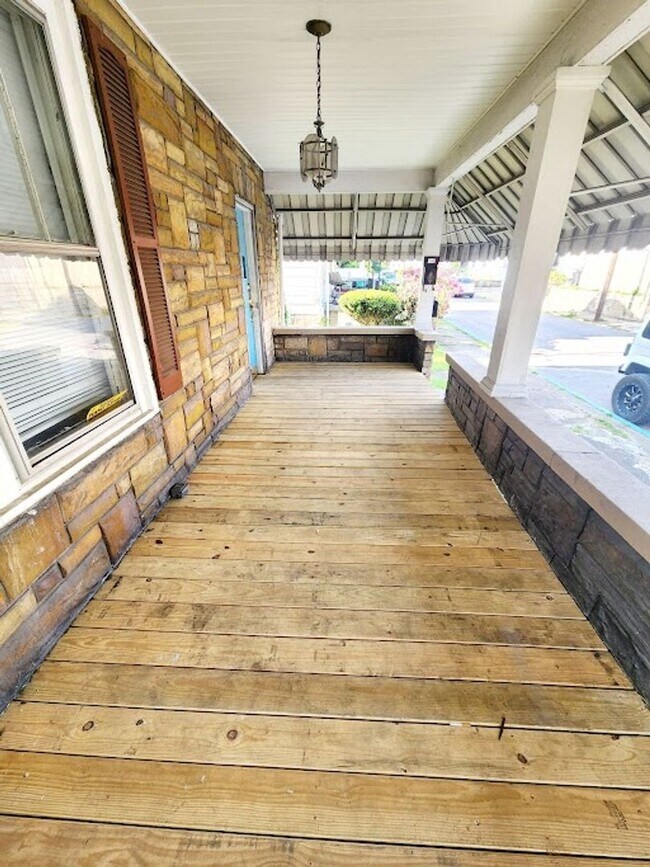 Building Photo - 305 Lyndhurst St