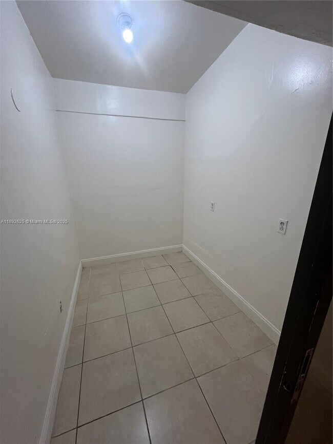 Building Photo - 2528 W 65th St