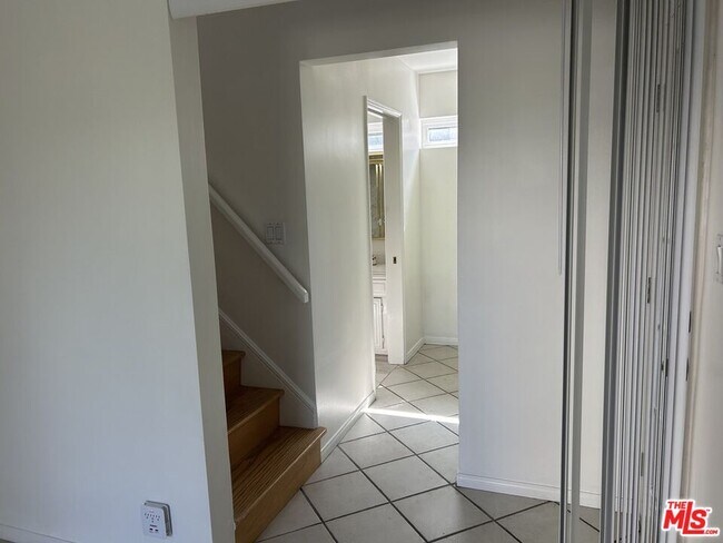 Building Photo - 5355 Rhea Ave