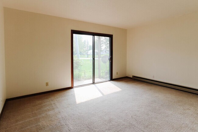 Building Photo - Spacious Living Room