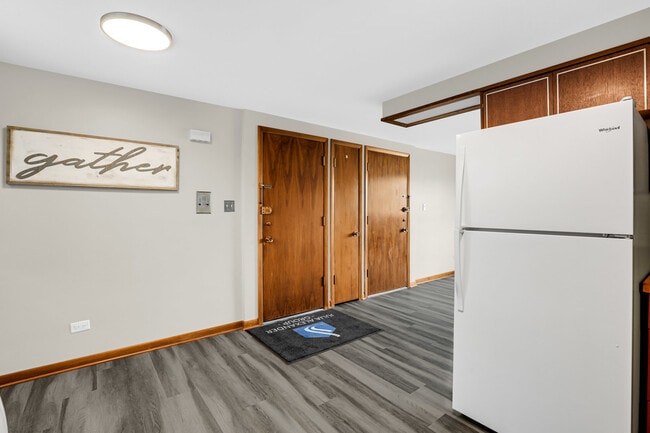 Building Photo - 7105 W Foster Pl