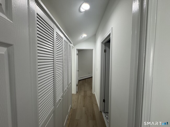 Building Photo - 4 Earls Ct