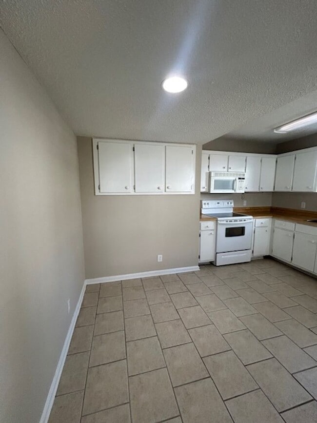 Building Photo - Ground Floor Island Square