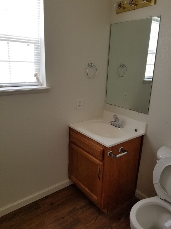 Building Photo - 3 bedroom 2.5 bathroom town house for rent