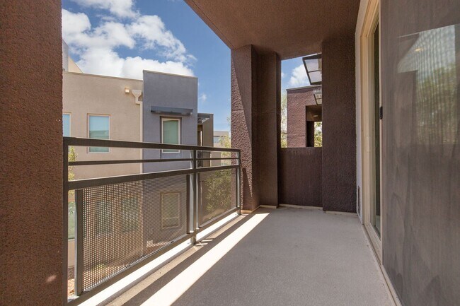 Building Photo - Fully furnished luxury townhome in Affinit...