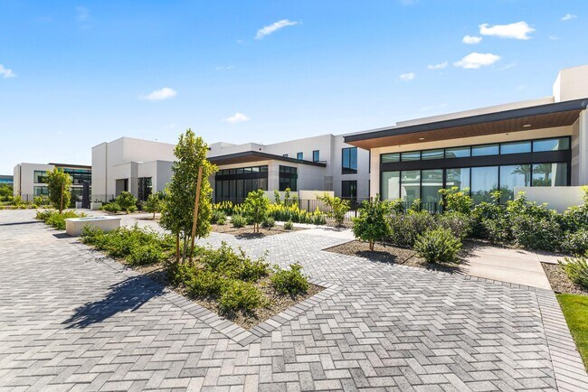 Building Photo - 6587 N Palmeraie Blvd