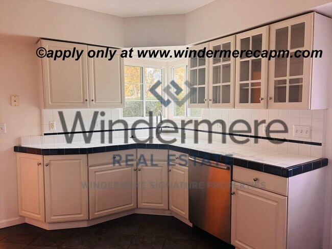 Building Photo - Charming Upper Land Park Home with Vintage...