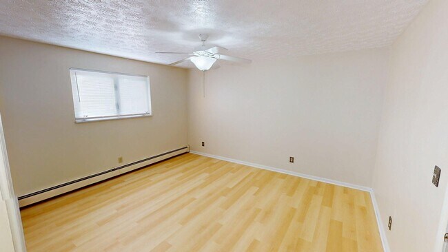 Building Photo - Excellent Location! Canfield, 2 Bedroom Re...