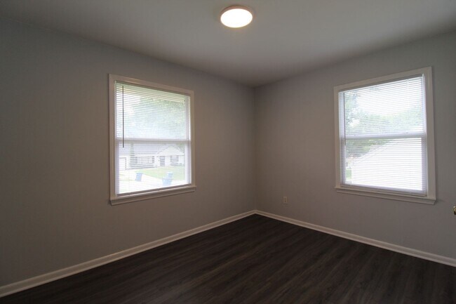 Building Photo - August FREE On This 3 Bedroom 1 Bath Home In Prairie Village