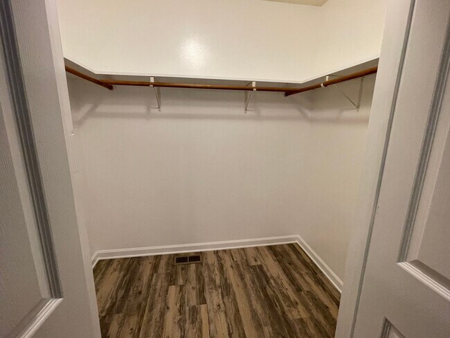 Building Photo - SW Updated Home - Wood Laminate Flooring, Front Porch & Deck!