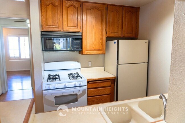 Building Photo - 415 E Creekside Cir