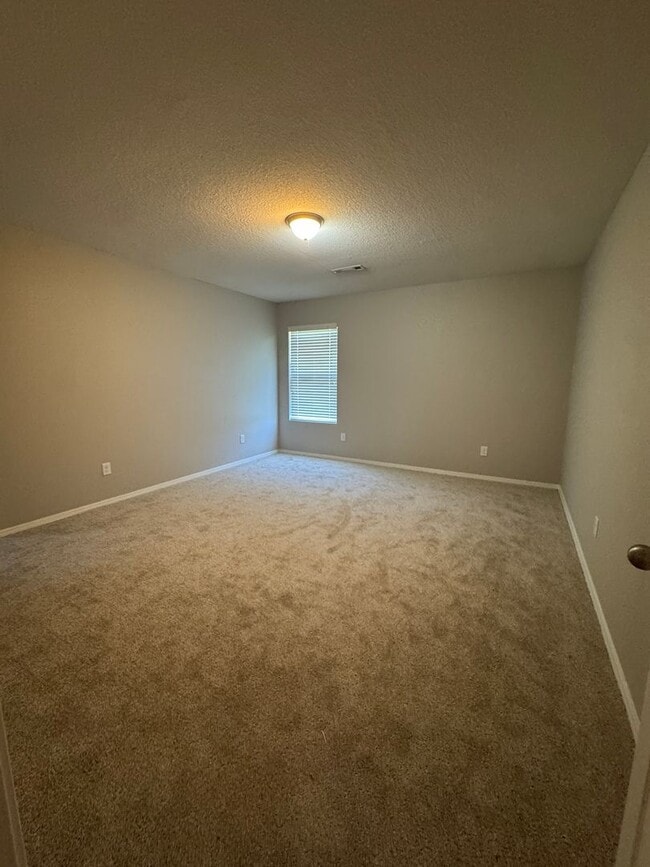 Building Photo - 4 Bed / 2 Bath Ready for move in!