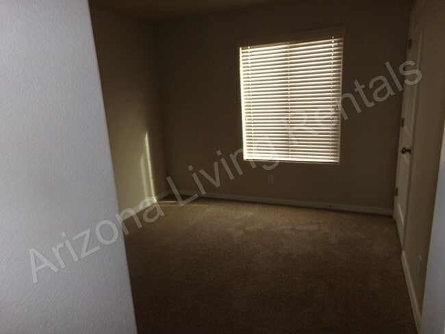 Building Photo - SUPER CLEAN 4 BEDROOM HOME