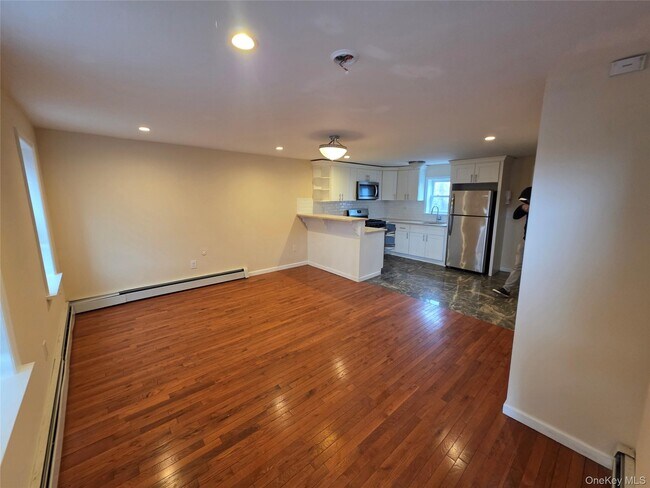 Building Photo - 42 Hasbrouck St