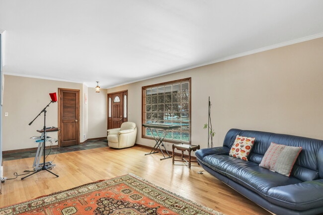 Building Photo - 826 Crestfield Ave
