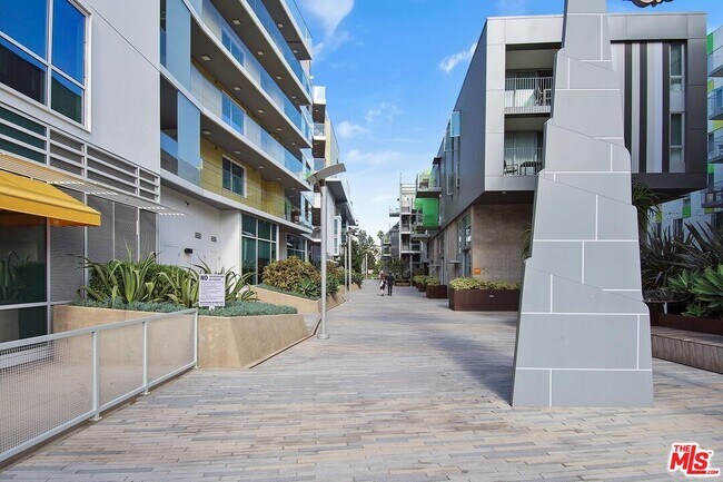 Building Photo - 1705-1725 Ocean Ave