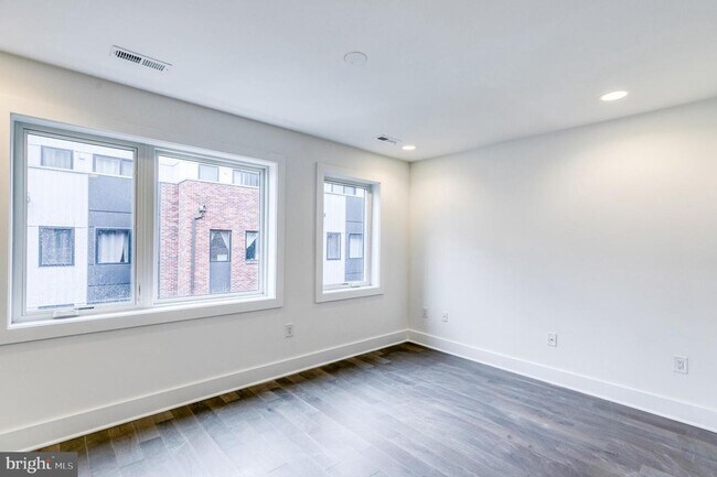 Building Photo - Northern Liberties Townhome with Parking