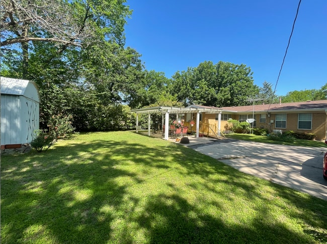 Building Photo - 1419 Linden Dr