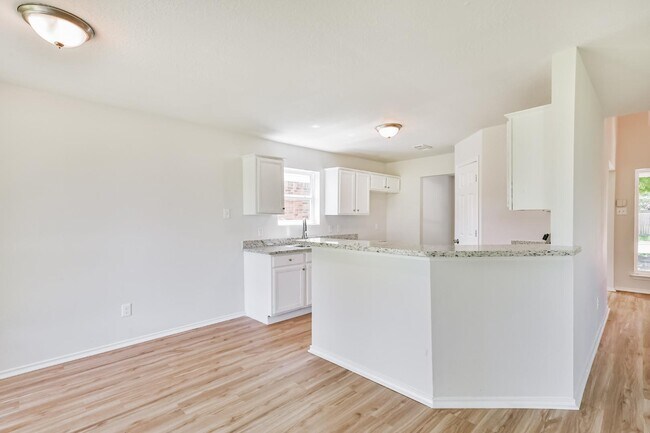 Building Photo - 106 Mango St