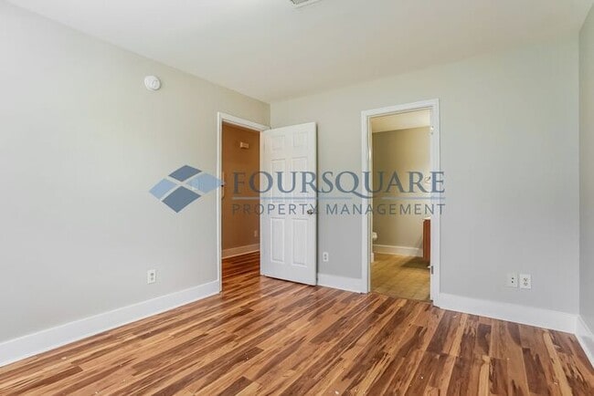 Building Photo - Townhome | Master Bedroom Walk-in Closet |...