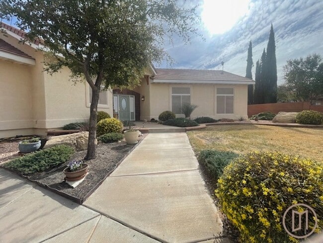 Building Photo - Sunny, spacious home in a prime cul-de-sac location!