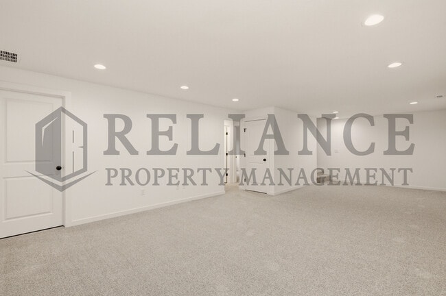 Building Photo - 5240 N Pinecrest Ct